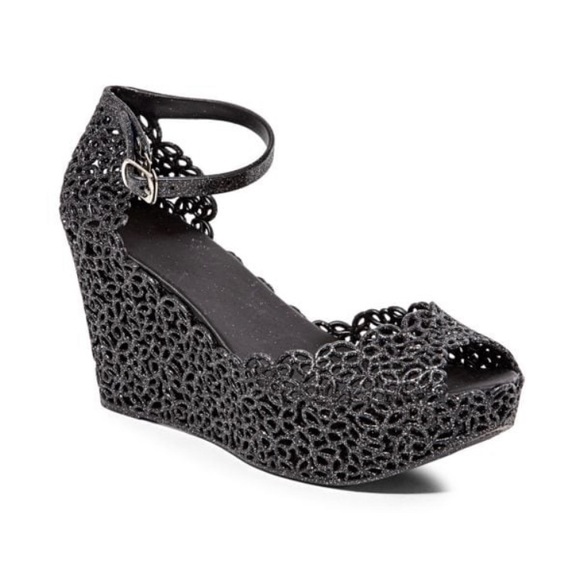 CHIC BY LADY COUTURE: Jelly Textured Sandals - Picture 1 of 8